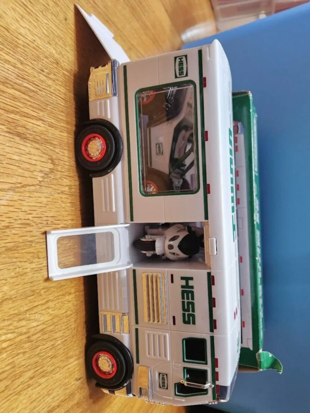 Hess 2018 RV with ATV & Motorbike Motorcycle race car lights sirens Collectible
